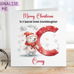 Tarjeta navideña personalizada con oso polar para bisnieta con reno de Papá Noel y letra inicial y nombre