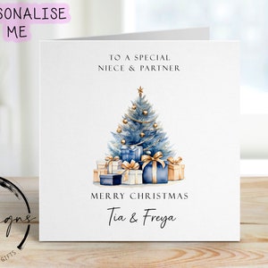 Gepersonaliseerde kerstkaart blauw en goud thema bomen en cadeaus stelletjes