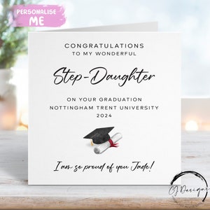 Tarjeta de graduación personalizada para hijastra (con birrete y pergamino), nombre y universidad, CUALQUIER AÑO.