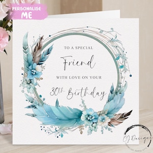 Gepersonaliseerde vriend Verjaardagskaart Blauwe veren & bloem Frame/krans Elke leeftijd 18e 21e 30e 40e 50e 55e 60e 65e 70e 75e 80e 90e