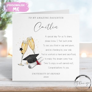 Biglietto di laurea personalizzato con poesia per figlia - con berretto, pergamena e bicchieri da champagne - Al mio/al nostro nome e università QUALSIASI ANNO Biglietto con versi