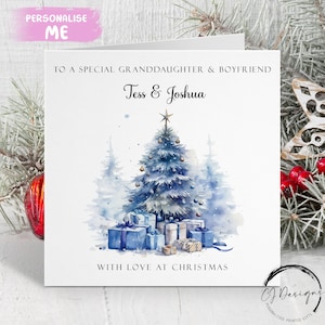 Gepersonaliseerde kerstkaart voor kleindochter en vriend, blauwe themaboom en cadeaukaart