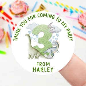 Stickers d'anniversaire personnalisés - Sticker de remerciement pour sac d'anniversaire dinosaure vert 1-9 ans 37 mm/45 mm/51 mm/64 mm - étiquettes cônes sucrés