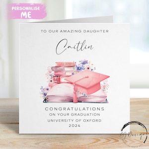 Carte personnalisée de remise des diplômes pour fille - avec casquette et livres, motif floral rose, thème rose - prénom et université moyenne/grande carte À mon/À notre