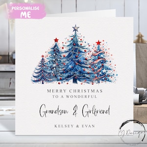 Carte de Noël personnalisée pour petit-fils et petite amie, thème bleu et rouge avec noms pour couple, arbres de Noël
