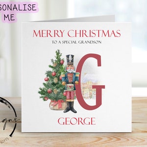 Tarjeta navideña personalizada de Cascanueces para nieto con reno de Papá Noel y letra inicial y nombre