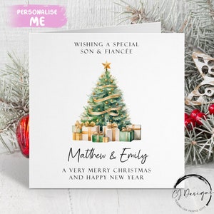Tarjeta navideña personalizada para hijo y prometida o prometido. Tarjeta para pareja con árboles y regalos en tonos verdes y dorados