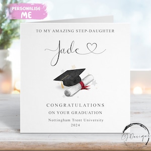 Carte personnalisée de remise des diplômes de belle-fille - avec casquette et parchemin - Nom et université en forme de coeur