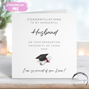Tarjeta de graduación personalizada para esposo (con birrete y pergamino), nombre y universidad, CUALQUIER AÑO.