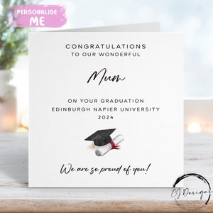 Tarjeta de graduación personalizada para mamá (con birrete y pergamino) para mi/nuestro nombre y universidad CUALQUIER AÑO
