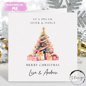 Gepersonaliseerde kerstkaart zus en verloofde roze en goud thema bomen en cadeaus paarkaart
