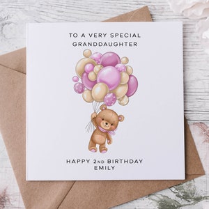 Cartão de aniversário personalizado para neta Ursinho de pelúcia e balões rosa Nome e idade Cartão para neta para ela