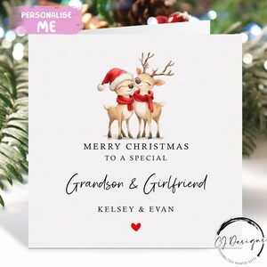 Gepersonaliseerde kerstkaart kleinzoon en vriendin - kaart liefdevol rendierenpaar en rood hart