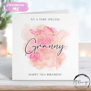 Biglietto di auguri di compleanno personalizzato per la nonna con design a schizzi di oro rosa e rosa. Qualsiasi età/nome: 45°, 50°, 60°, 65°, 70°, 75°, 80°, 85°, 90°, 100°.