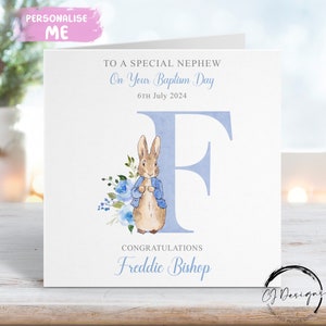 Tarjeta de bautizo personalizada de Peter Rabbit para sobrino, con iniciales y fecha, recuerdo del bautizo.