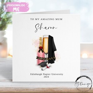 Carte de remise de diplôme personnalisée pour maman - avec casquette, parchemin, robe et champagne rose - Nom et université à mon/À notre - Moyenne ou grande carte