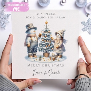 Cartão de Natal personalizado para filho e nora - Cartão de casal de boneco de neve e mulheres de neve com nomes
