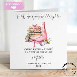 Tarjeta de graduación personalizada para ahijada: con birrete, pergamino, libros y diseño floral color champán. Tema rosa: nombre y universidad. Para mí/Para nuestra