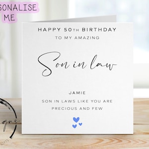 Puede incluir: Una tarjeta de felicitación blanca con el texto "FELIZ 50 CUMPLEAÑOS A MI MARAVILLOSO Yerno". La tarjeta incluye el nombre "Jamie" y la frase "LOS YERNOS COMO TÚ SON PRECIOSOS Y POCOS". La tarjeta tiene gráficos de corazones azules.