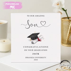 Gepersonaliseerde zoon afstudeerkaart - met pet & scroll - naam en universiteit - 6" of 8" ELK JAAR