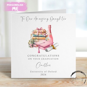 Tarjeta de graduación personalizada para hija: con birrete, pergamino, libros y diseño floral color champán. Tema rosa. Nombre y universidad. Para mí/Para nuestra.