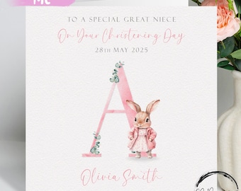 Tarjeta de bautizo personalizada para sobrina nieta, con inicial del conejo rosa y fecha.