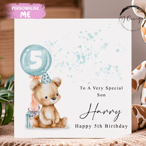Tarjeta de cumpleaños personalizada con un osito de peluche para tu hijo: un adorable osito con globo azul. Para cualquier edad y nombre: 1.º, 2.º, 3.º, 4.º, 5.º, 6.º, 7.º, 8.º, 9.º y 10.º