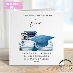 Carte de remise de diplôme personnalisée pour mari - avec casquette et livres, motif floral bleu, nom et carte de l'université moyenne/grande