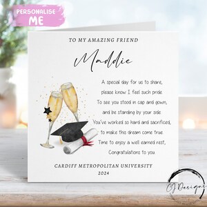 Tarjeta de graduación con poema personalizado para un amigo (con birrete, pergamino y copas de champán). Para mi/nuestro nombre y tarjeta con verso de la universidad CUALQUIER AÑO.