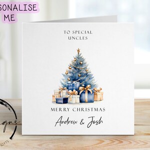 Gepersonaliseerde kerstkaart ooms blauw en goud thema bomen en cadeaus paarkaart