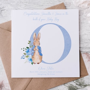 Gepersonaliseerde Peter Rabbit New Baby Boy Gefeliciteerd-kaart roze of blauw