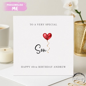 Peut inclure: Carte de vœux blanche avec le texte "TO A VERY SPECIAL Son" et "HAPPY 40TH BIRTHDAY ANDREW". Un ballon rouge en forme de cœur avec un ruban doré est présenté. La carte a un autocollant rose "Personalise Me".