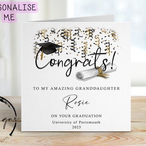 Carte personnalisée de remise des diplômes de petite-fille - avec casquette et parchemin - Nom et carte d'université - À mon/À notre - Thème or Félicitations