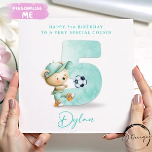 Cartão de aniversário personalizado para primos, cartão com número de urso de pelúcia verde de futebol, 1º, 2º, 3º, 4º, 5º, 6º, 7º, 8º, 9º e 10º com nome, idade de 1 a 10 anos