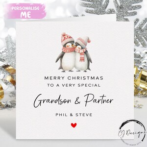 Carte de Noël personnalisée pour petit-fils et partenaire - Carte couple pingouins et coeur rouge