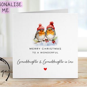 Tarjeta navideña con nieta y nuera: pareja de mujeres con sombreros navideños y corazón rojo