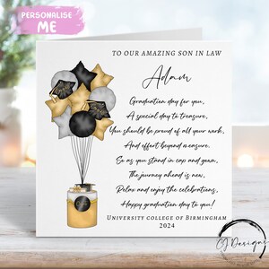 Biglietto di laurea personalizzato con poesia per genero - con berretto, pergamena, torta e palloncini - al mio/al nostro nome e università, biglietto con versi di QUALSIASI ANNO
