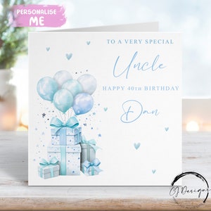 Tarjeta de cumpleaños personalizada para tío. Diseño azul pálido. Regalos y globos. Cualquier edad. 30, 35, 40, 45, 50, 55, 60, 65, 70, 75, 80, 85, 90.