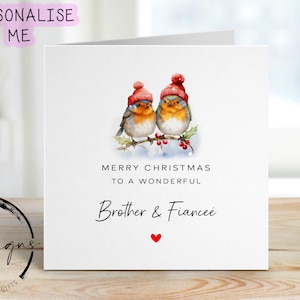 Weihnachtskarte für Bruder & Verlobte - Rotkehlchen Paar mit Weihnachtsmützen Karte und rotem Herz
