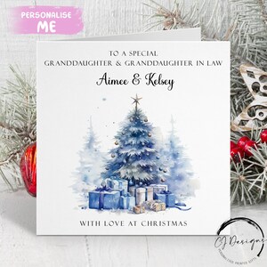 Tarjeta navideña personalizada para nieta y nuera Tarjeta de pareja con árbol temático azul y regalos