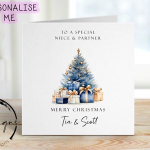 Gepersonaliseerde kerstkaart blauw en goud thema bomen en cadeaus stelletjes