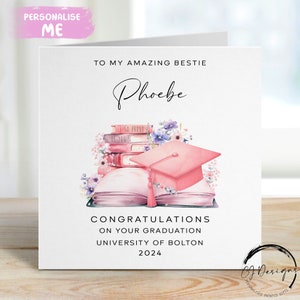 Tarjeta de graduación personalizada para mejores amigas (tamaño mediano/grande), con birrete y libros, diseño floral rosa, nombre y universidad.