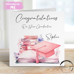 Gepersonaliseerde roze afstudeerkaart - met pet en boeken bloemdessin roze - naam en middelgrote/grote universiteitskaart