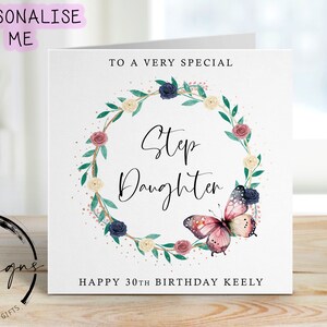 Gepersonaliseerde verjaardagskaart stiefdochter - pastelkleurige bloemen vlinderkrans - elke leeftijd/naam, wenskaart 40e, 50e, 60e, 70e, 80e, 90e