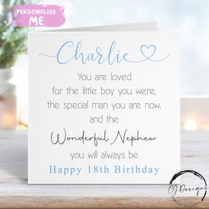 Peut inclure: Carte de vœux blanche avec texte bleu et noir. La carte dit "Charlie" avec un symbole de cœur et "Joyeux 18e anniversaire". La carte est personnalisée et porte le texte "Personnaliser-moi" dans une bannière rose.