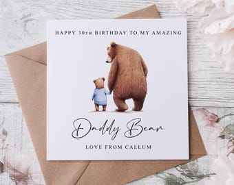 Może przedstawiać: Kartka urodzinowa z brązowym misiem i mniejszym misiem trzymającymi się za ręce. Na kartce napisano "Happy 30th Birthday to my Amazing Daddy Bear, Love from Callum". Kartka leży na brązowej kopercie.