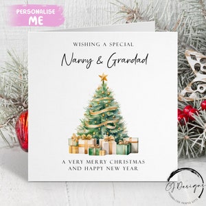 Tarjeta navideña para niñera y abuelo. Árboles y regalos con temática verde y dorada. Tarjeta para abuelos