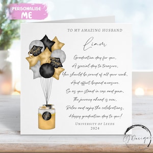 Tarjeta de graduación con poema personalizado para tu esposo (con birrete, pergamino, pastel y globos) y nombre y versículo universitario para cualquier año.