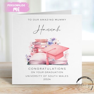 Tarjeta de graduación de mamá personalizada, con birrete y libros, diseño floral, tema rosa, nombre y universidad, tarjeta mediana/grande para mí/para nuestra