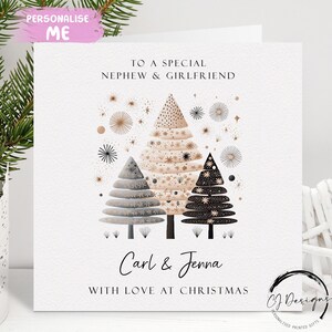 Carte de Noël personnalisée pour neveu et petite amie - Carte de scène de couple d'arbres de Noël rustiques avec noms
